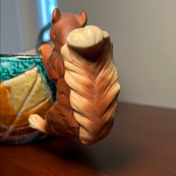 Adorable Vintage Handpainted Ceramic Porcelain Squirrel Planter Pot Hanger - Picture 6 of 12